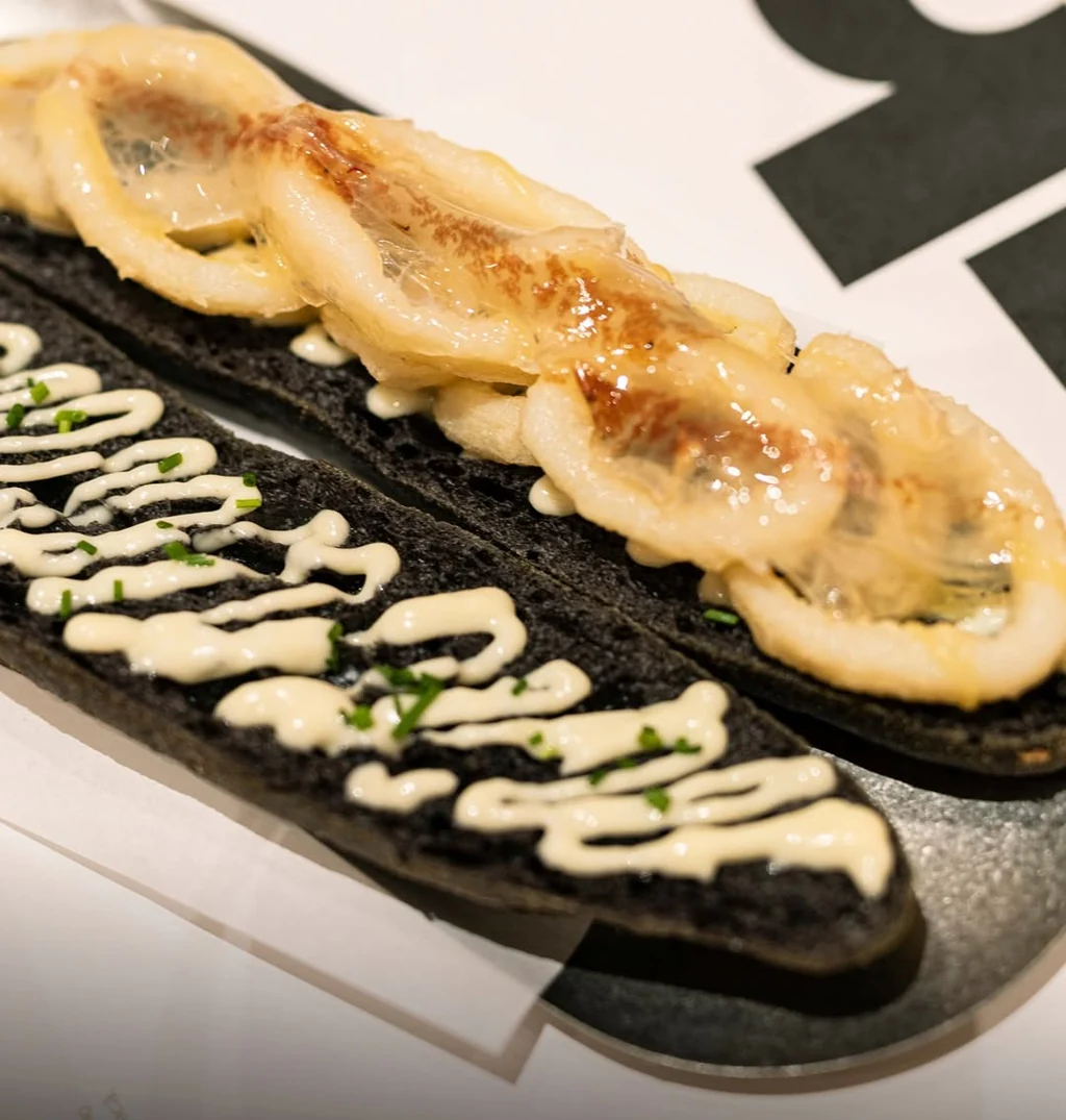 Entrepà de pa negre amb calamars