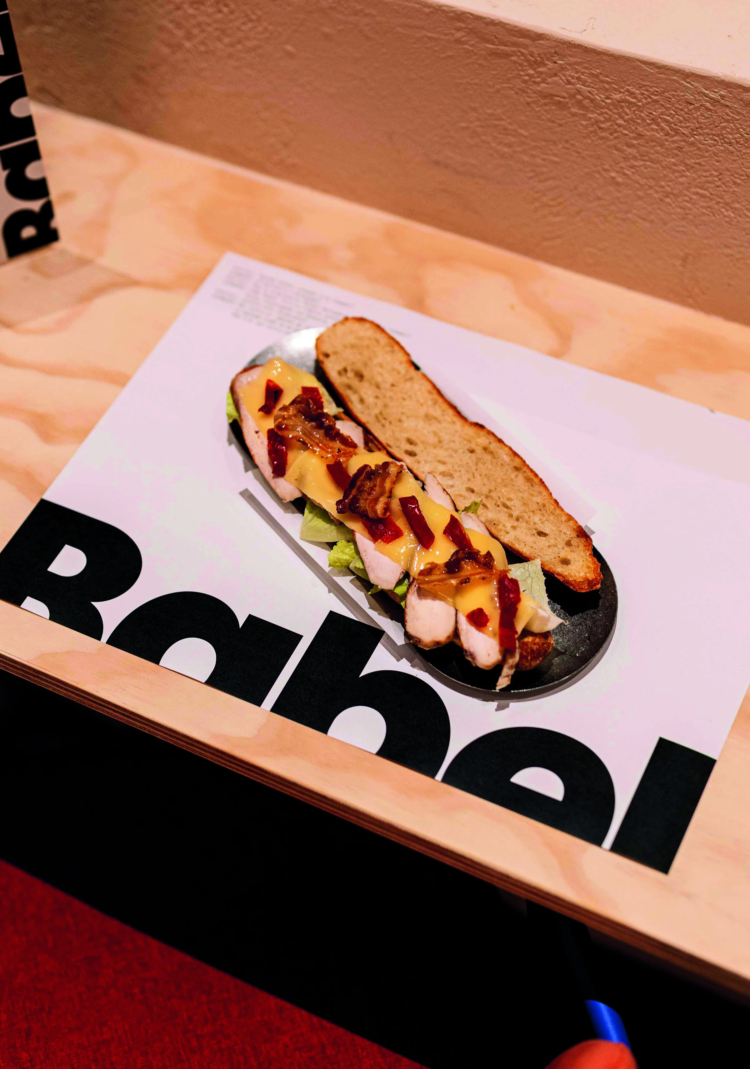 Bocadillo de Bar Babel fotografiado con flash y encuadre cinematográfico